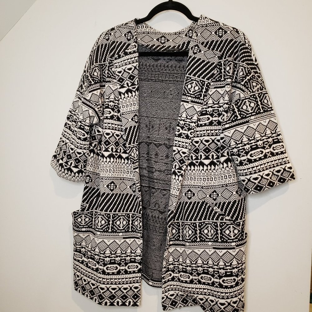 B&W geo-patterned open jacket